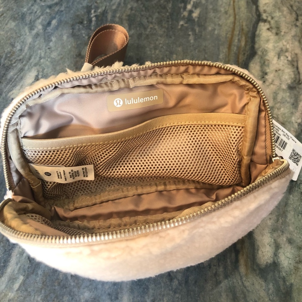Lululemon Everywhere FLEECE Belt Bag   FLEECE SHERPA  Natural Ivory / Trench - Picture 3 of 7